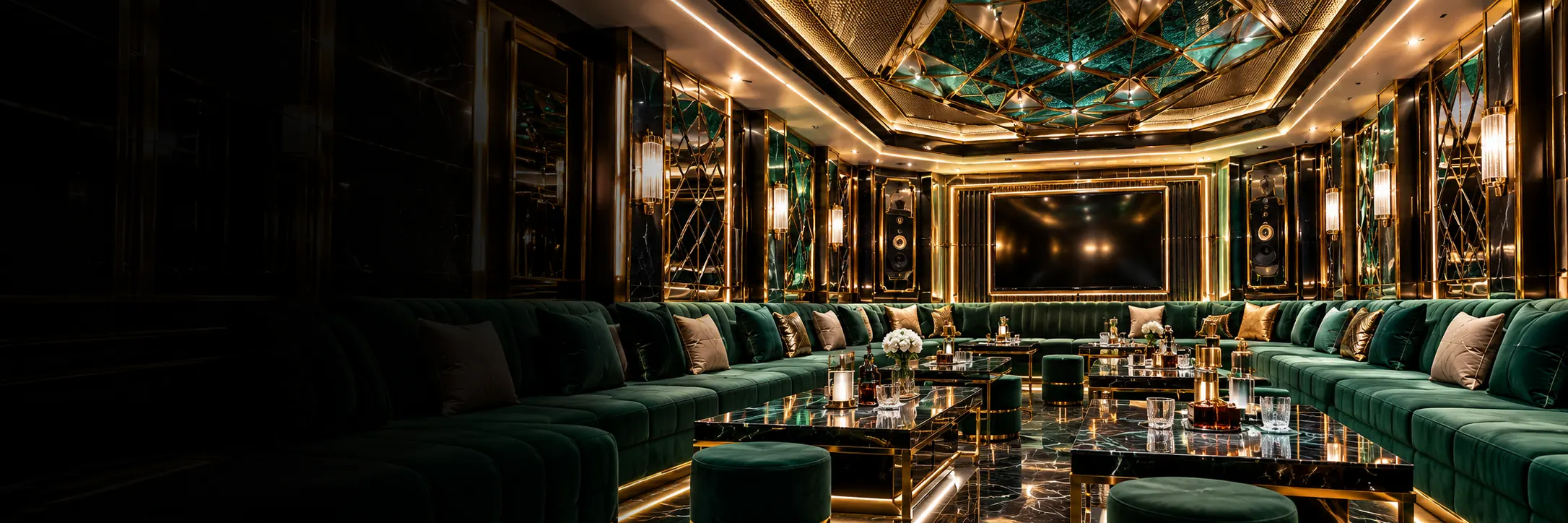 Phòng karaoke sofa nhung xanh, trần kính hoạ tiết